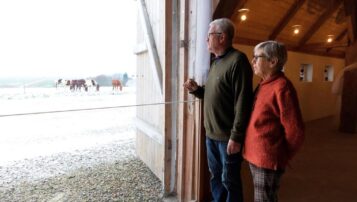 Ruth og Christian Laden og kig til heste