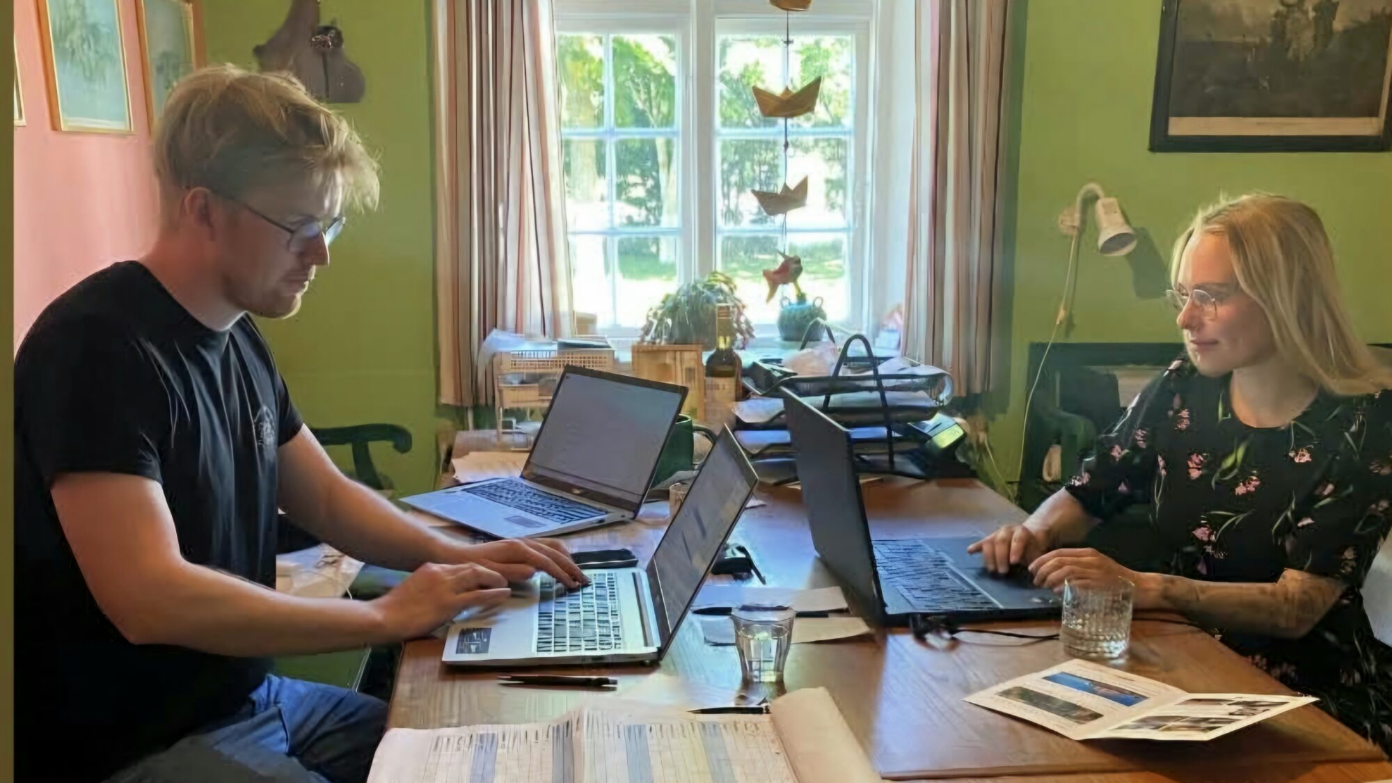 På kontoret Nanna og Jannik 2025